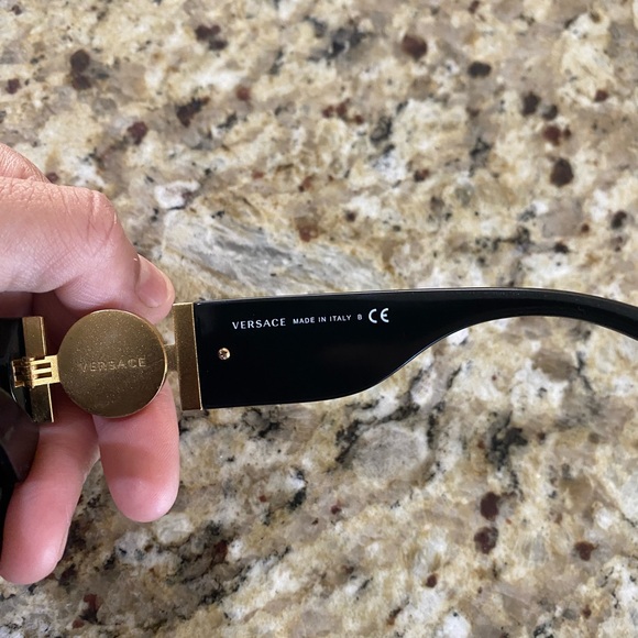 Versace polorized sunglasses - Picture 6 of 6